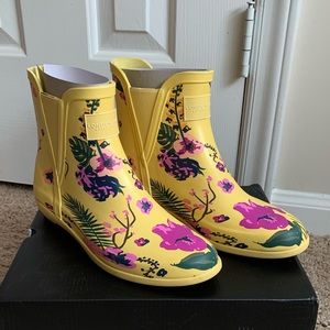 NWT IN BOX Yellow Floral London For Rainboots